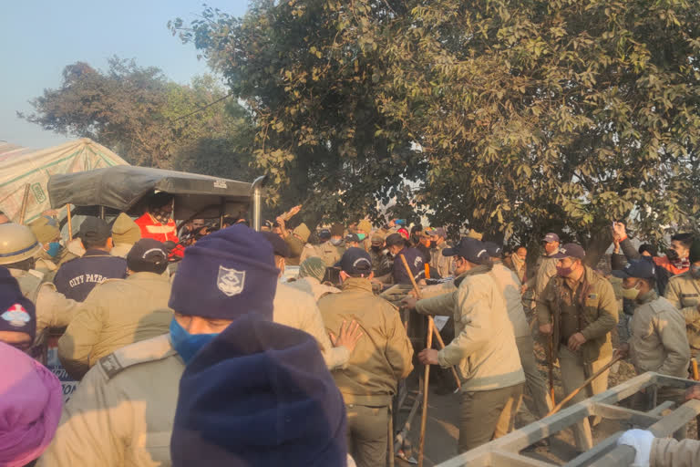 काशीपुर में किसानों और पुलिस में झड़प, पुलिसकर्मियों पर ट्रैक्टर चढ़ाने की कोशिश