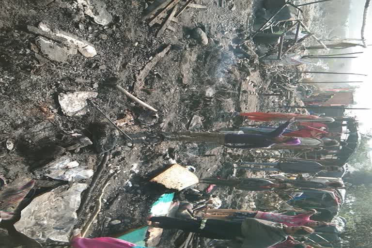 गौला किनारे एक दर्जन झोपड़ियों में लगी आग, सामान जलकर खाक