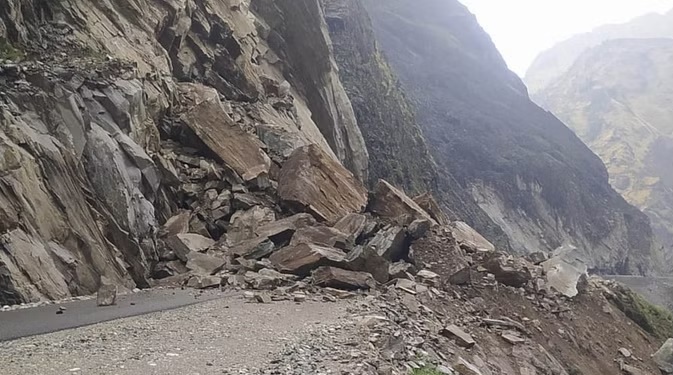 बोलेरो पर गिरी चट्टान, नौ लोगों के दबे होने की आशंका