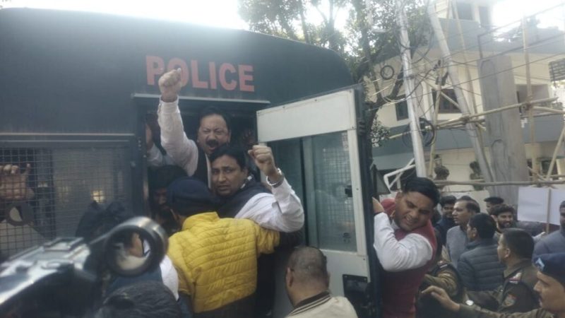 सांसदों के निलंबन के विरोध में राजभवन घेरने निकले कांग्रेसी, पुलिस ने रोका