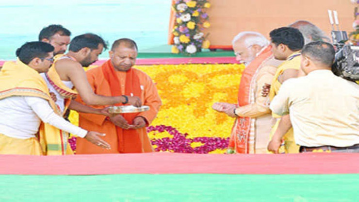  श्रीराम मंदिर अंकित पट्टिका पहना कर सीएम योगी ने किया पीएम मोदी का स्वागत
